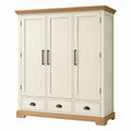 Armadio tre ante in legno bianco e rovere con maniglie nere