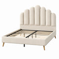 Letto matrimoniale con testiera sagomata in legno e tessuto beige